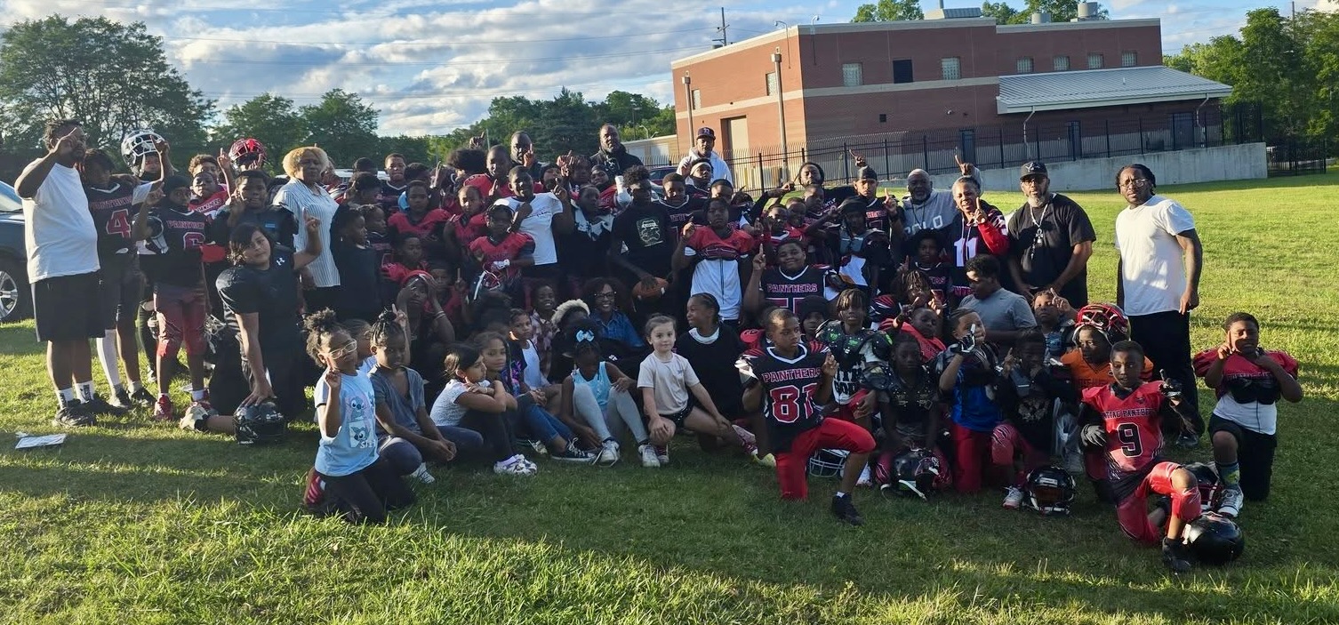The full Pontiac Panthers community — players, cheerleaders, coaches, and parents — together on the field